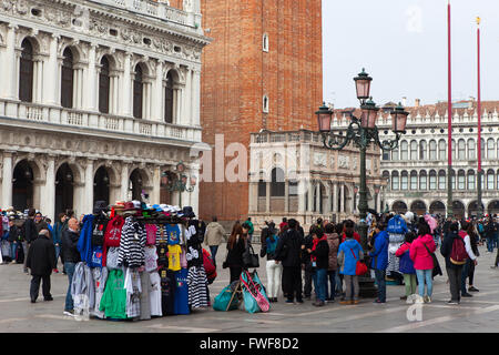 Les sections locales et touristiques à la Piazza San Marco, la principale place publique de Venise, Italie, Banque D'Images