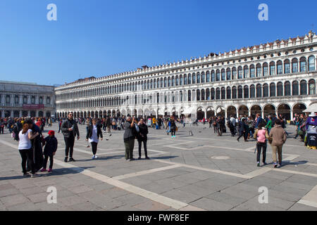 Les sections locales et touristiques à la Piazza San Marco, la principale place publique de Venise, Italie, Banque D'Images