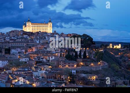 L'Alcazar de Tolède et citadelle de Tolède dans la soirée heure bleue Banque D'Images