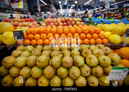 Une pile serrées de fruits sur l'affichage dans le centre d'un marché de produits agricoles Banque D'Images