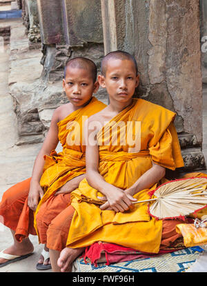 Deux jeunes moines au temple d'Angkor Wat au Cambodge Site du patrimoine mondial de l'UNESCO, 7e merveille du monde,Parc Archéologique Banque D'Images
