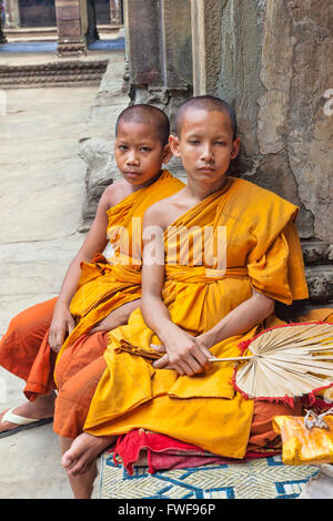Deux jeunes moines au temple d'Angkor Wat au Cambodge Site du patrimoine mondial de l'UNESCO, 7e merveille du monde,Parc Archéologique Banque D'Images