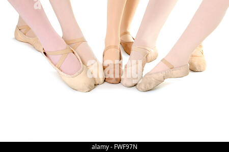 Cinq jeunes filles leur point de chaussons de ballet ensemble dans le milieu de la classe. Banque D'Images