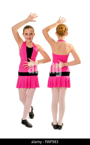 Deux filles préadolescentes en costume rose posant dans le style de danse Jazz Duo Banque D'Images