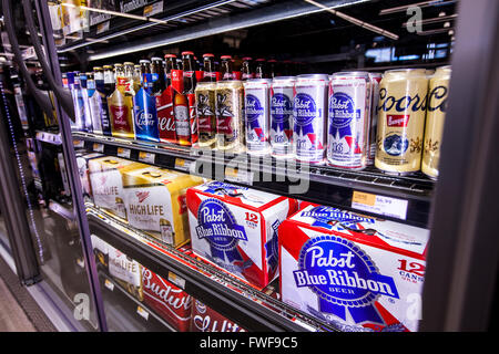 Étagères de fabrication américaine six pack de bière dans le réfrigérateur domestique cas d'un magasin. Banque D'Images