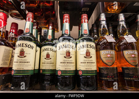 Bouteilles de l'Irish whiskey Jameson sur une étagère dans un magasin Banque D'Images