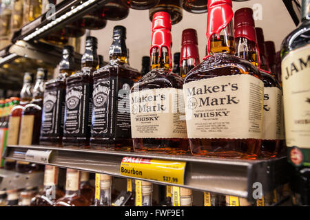 Bouteilles de whisky bourbon Maker's Mark sur une étagère dans un magasin Banque D'Images