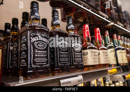 Bouteilles de whiskey Jack Daniel's sur une étagère dans un magasin Banque D'Images