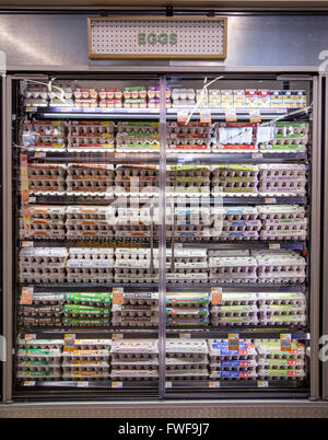 Cartons d'oeufs affiché dans un réfrigérateur de lait à l'épicerie de cas Banque D'Images