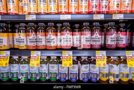Bouteilles de thé Kombucha sur l'étagère de l'épicerie Banque D'Images