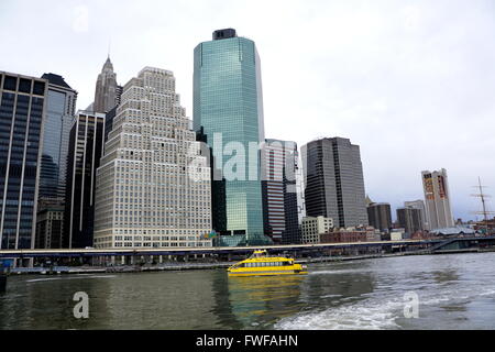 Taxi de l'eau au quai 11 avec la toile de gratte-ciel de Manhattan, New York City, NY, USA Banque D'Images