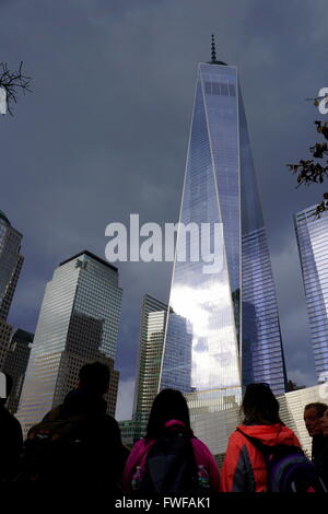 Ciel sombre sombre transforme le gratte-ciel du World Trade Centre en argent métallique, New York City, NY, USA Banque D'Images