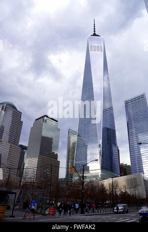 Ciel sombre sombre transforme le gratte-ciel du World Trade Centre en argent métallique, New York City, NY, USA Banque D'Images