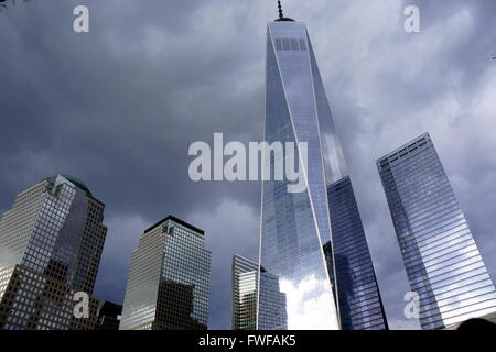 Ciel sombre sombre transforme le gratte-ciel du World Trade Centre en argent métallique, New York City, NY, USA Banque D'Images