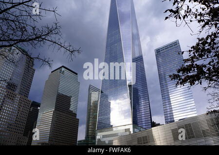 Ciel sombre sombre transforme le gratte-ciel du World Trade Centre en argent métallique, New York City, NY, USA Banque D'Images