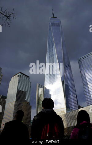 Ciel sombre sombre transforme le gratte-ciel du World Trade Centre en argent métallique, New York City, NY, USA Banque D'Images