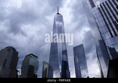 Ciel sombre sombre transforme le gratte-ciel du World Trade Centre en argent métallique, New York City, NY, USA Banque D'Images