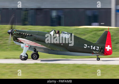 Morane-Saulnier D-3801 HB-FRC est un avion de chasse français de la Seconde Guerre mondiale. Cet exemple exploité par la Force aérienne suisse Banque D'Images