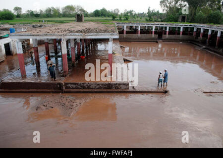 Avis de destruction à la zone touchée par les inondations alors que des eaux d'inondation découlant salon après de fortes pluies diluviennes au marché des animaux à Peshawar le Lundi, Avril 04, 2016. Banque D'Images