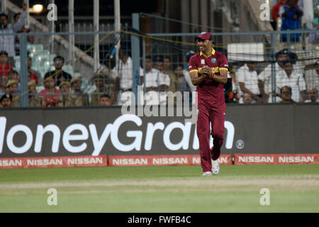 Kolkata, Inde. 06Th avr, 2016. West Indies a battu l'Angleterre par 4 wickets dans l'ICC T20 finale à Eden Gardens, Kolkata. D'abord frappée en Angleterre et a reçu 155 pour 9 wickets par l'aide de racines demi-siècle. La poursuite de la cible Antilles gagner le jeu offre deux à gauche et quatre guichets dans la main. Magnifique score Samuel 85 et Brathwaite a marqué non pas par 34. Samuel s'empare de la joueuse du match et de l'Inde prix Virat Kohli obtenir player de dvd du tournois. © Saikat Paul/Pacific Press/Alamy Live News Banque D'Images