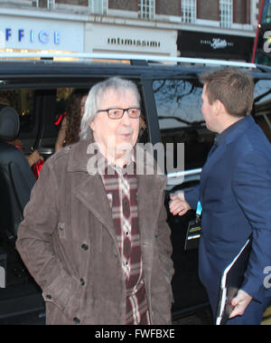 Bill Wyman arrive à la Saatchi Gallery pour aider à dévoiler l'exhibitionnisme, une importante rétrospective sur l'emblématique groupe de rock britannique. Banque D'Images