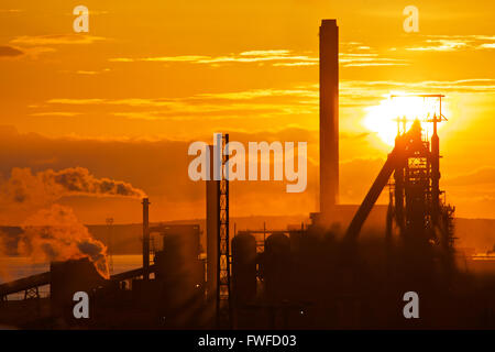 Tata Steel works, Port Talbot, Pays de Galles, Royaume-Uni. Le 4 avril 2016. Setts Sun sur Tata Steel works, Port Talbot, Pays de Galles, un jour que le gouvernement gallois a été convoqué pour discuter de la crise. Plus de 4 000 emplois sont menacés après Tata Steel a annoncé son intention de vendre la semaine dernière, c'est travail acier sites à travers le Royaume-Uni. Credit : Haydn Denman/Alamy Live News Banque D'Images