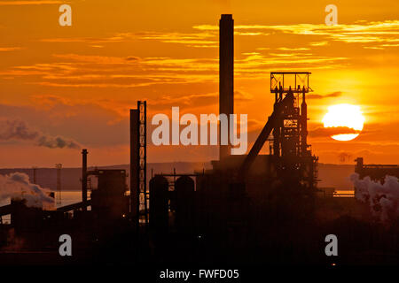 Tata Steel works, Port Talbot, Pays de Galles, Royaume-Uni. Le 4 avril 2016. Setts Sun sur Tata Steel works, Port Talbot, Pays de Galles, un jour que le gouvernement gallois a été convoqué pour discuter de la crise. Plus de 4 000 emplois sont menacés après Tata Steel a annoncé son intention de vendre la semaine dernière, c'est travail acier sites à travers le Royaume-Uni. Credit : Haydn Denman/Alamy Live News Banque D'Images