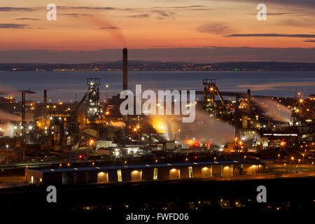 Tata Steel works, Port Talbot, Pays de Galles, Royaume-Uni. Le 4 avril 2016. Setts Sun sur Tata Steel works, Port Talbot, Pays de Galles, un jour que le gouvernement gallois a été convoqué pour discuter de la crise. Plus de 4 000 emplois sont menacés après Tata Steel a annoncé son intention de vendre la semaine dernière, c'est travail acier sites à travers le Royaume-Uni. Credit : Haydn Denman/Alamy Live News Banque D'Images