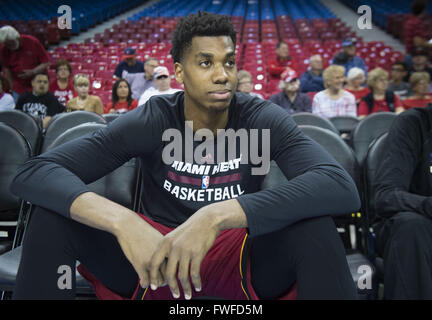 Sacramento, CA, USA. 1er avril 2016. Miami Heat center Hassan Whiteside (21) fait une pause après avoir tirer autour de l'équipe avant son match contre les Sacramento Kings le Vendredi, Avril 1, 2016 at Sleep Train Arena de sacrement, Californie Whiteside a connu un certain succès depuis son départ des Sacramento Kings. © Hector Amezcua/Sacramento Bee/ZUMA/Alamy Fil Live News Banque D'Images