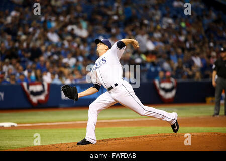 Saint Petersburg, Florida, USA. 4ème apr 2016. Vous VRAGOVIC | fois.Rays de Tampa Bay le lanceur partant Drew Smyly (33) de lancer à Toronto Blue Jays premier but Chris Colabello (15) dans la deuxième manche du match entre les Rays de Tampa Bay et les Blue Jays de Toronto au Tropicana Field à Saint-Pétersbourg, en Floride, le lundi, Avril 4, 2016. © Vous Vragovic/Tampa Bay Times/ZUMA/Alamy Fil Live News Banque D'Images