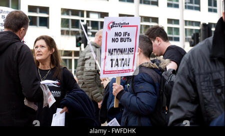 Cardiff, Wales, UK. Le 04 Avr, 2016. Les métallos de Tata Steel de protestation devant l'Assemblée nationale du Pays de Galles, Cardiff, Royaume-Uni. Le 04 avril, 2016. Credit : Amonochromedream.com/Alamy Live News Banque D'Images