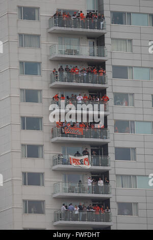 Baltimore, Maryland, USA. Le 04 Avr, 2016. Fans de remplir les balcons de l'hôtel Hilton pour voir le jour d'ouverture match entre les Twins du Minnesota et les Orioles de Baltimore à l'Oriole Park at Camden Yards de Baltimore, MD, le 4 avril 2016. Credit : Cal Sport Media/Alamy Live News Banque D'Images