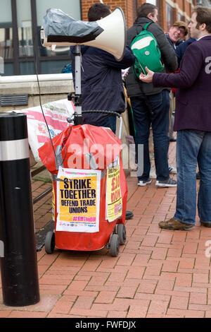 Cardiff, Wales, UK. Le 04 Avr, 2016. Les métallos de Tata Steel de protestation devant l'Assemblée nationale du Pays de Galles, Cardiff, Royaume-Uni. Le 04 avril, 2016. Credit : Amonochromedream.com/Alamy Live News Banque D'Images