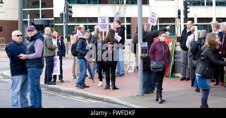 Cardiff, Wales, UK. Le 04 Avr, 2016. Les métallos de Tata Steel de protestation devant l'Assemblée nationale du Pays de Galles, Cardiff, Royaume-Uni. Le 04 avril, 2016. Credit : Amonochromedream.com/Alamy Live News Banque D'Images