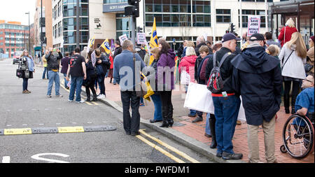 Cardiff, Wales, UK. Le 04 Avr, 2016. Les métallos de Tata Steel de protestation devant l'Assemblée nationale du Pays de Galles, Cardiff, Royaume-Uni. Le 04 avril, 2016. Credit : Amonochromedream.com/Alamy Live News Banque D'Images