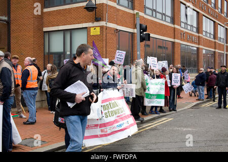 Cardiff, Wales, UK. Le 04 Avr, 2016. Les métallos de Tata Steel de protestation devant l'Assemblée nationale du Pays de Galles, Cardiff, Royaume-Uni. Le 04 avril, 2016. Credit : Amonochromedream.com/Alamy Live News Banque D'Images