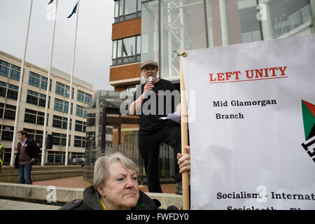 Cardiff, Wales, UK. Le 04 Avr, 2016. Les métallos de Tata Steel de protestation devant l'Assemblée nationale du Pays de Galles, Cardiff, Royaume-Uni. Le 04 avril, 2016. Credit : Amonochromedream.com/Alamy Live News Banque D'Images