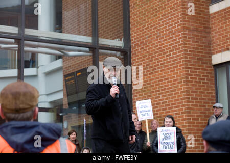 Cardiff, Wales, UK. Le 04 Avr, 2016. Les métallos de Tata Steel de protestation devant l'Assemblée nationale du Pays de Galles, Cardiff, Royaume-Uni. Le 04 avril, 2016. Credit : Amonochromedream.com/Alamy Live News Banque D'Images