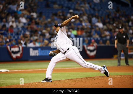 Saint Petersburg, Florida, USA. 4ème apr 2016. Vous VRAGOVIC | fois.Rays de Tampa Bay relief pitcher Enny Romero (45) lancer la huitième manche du match entre les Rays de Tampa Bay et les Blue Jays de Toronto au Tropicana Field à Saint-Pétersbourg, en Floride, le lundi, Avril 4, 2016. Les Blue Jays de Toronto a battu les Rays de Tampa Bay 5-3. © Vous Vragovic/Tampa Bay Times/ZUMA/Alamy Fil Live News Banque D'Images
