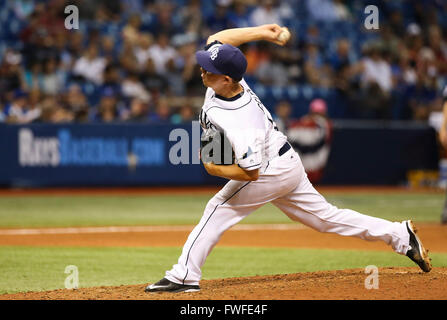 Saint Petersburg, Florida, USA. 4ème apr 2016. Vous VRAGOVIC | fois.Rays de Tampa Bay lanceur droitier Steven Geltz (54) pierres en neuvième manche du match entre les Rays de Tampa Bay et les Blue Jays de Toronto au Tropicana Field à Saint-Pétersbourg, en Floride, le lundi, Avril 4, 2016. Les Blue Jays de Toronto a battu les Rays de Tampa Bay 5-3. © Vous Vragovic/Tampa Bay Times/ZUMA/Alamy Fil Live News Banque D'Images