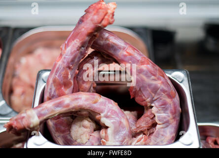 Berlin, Allemagne. Feb, 2016 4. La Turquie de gorge située au comptoir des viandes fraîches à Anne Kroenke est Barfshop à Berlin, Allemagne, 4 février 2016. Barf est court chez 'les os et les aliments crus', une méthode qui est basée sur les habitudes alimentaires des chiens sauvages. Photo : Monika Skolimowska/dpa/Alamy Live News Banque D'Images