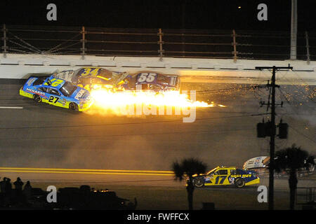 10 décembre 2011 - Daytona Beach, Floride, USA - Sprint Cup Series driver Paul Menard (27) , Sprint Cup Series driver David Ragan (34) et du pilote de la série Sprint Cup Mark Martin (55) crash dans le Tour 1 pendant le Budweiser Shootout à Daytona International Speedway sur février 18, 2012 à Daytona Beach, Floride ..ZUMA PRESS/Scott A. Miller (crédit Image : © Scott A. Miller via Zuma sur le fil) Banque D'Images