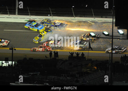 10 décembre 2011 - Daytona Beach, Floride, USA - Sprint Cup Series driver Paul Menard (27), Sprint Cup Series driver Matt Kenseth (17), Sprint Cup Series driver Mark Martin (55) et du pilote de la série Sprint Cup David Ragan (34) crash dans le Tour 1 pendant le Budweiser Shootout à Daytona International Speedway sur février 18, 2012 à Daytona Beach, Floride ..ZUMA PRESS/Scott A. Miller (crédit Image : © Scott A. Miller via Zuma sur le fil) Banque D'Images