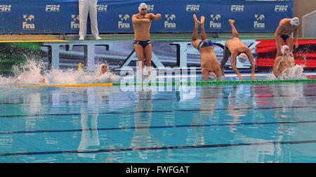 Trieste, Italie. 4 avril, 2016. Les joueurs de l'Italie au début de l'Italie contre l'Afrique du match à la FINA de water-polo masculin Tournoi de qualification pour les Jeux Olympiques, le 04 avril 2016. photo Simone Ferraro / Alamy Live News Banque D'Images