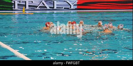 Trieste, Italie. 4 avril, 2016. Les joueurs de l'Italie au début de l'Italie contre l'Afrique du match à la FINA de water-polo masculin Tournoi de qualification pour les Jeux Olympiques, le 04 avril 2016. photo Simone Ferraro / Alamy Live News Banque D'Images