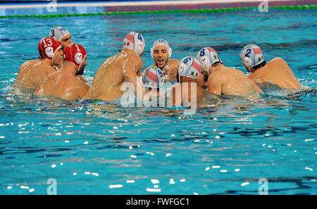 Trieste, Italie. 4 avril, 2016. Les joueurs de l'Italie au début de l'Italie contre l'Afrique du match à la FINA de water-polo masculin Tournoi de qualification pour les Jeux Olympiques, le 04 avril 2016. photo Simone Ferraro / Alamy Live News Banque D'Images