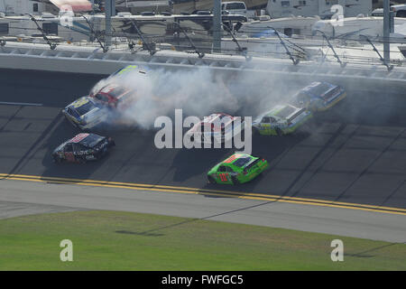 10 décembre 2011 - Daytona Beach, Floride, USA - Sprint Cup Series driver David Gilliland (38) , Sprint Cup Series driver Juan Montoya (42) et du pilote de la série Sprint Cup Paul Menard (27) crash dans le Tour 1 pendant la première Gatorade Duels au Daytona International Speedway le Feb 23, 2012 à Daytona Beach, Floride ..ZUMA PRESS/Scott A. Miller (crédit Image : © Scott A. Miller via Zuma sur le fil) Banque D'Images