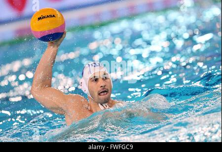 Trieste, Italie. 4 avril, 2016. L'Italie Pietro Figlioli pendant l'Italie v Afrique du Sud match à la FINA de water-polo masculin Tournoi de qualification pour les Jeux Olympiques, le 04 avril 2016. photo Simone Ferraro / Alamy Live News Banque D'Images