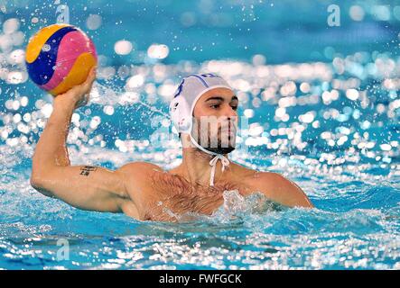 Trieste, Italie. 4 avril, 2016. L'Italie Niccolo' Gitto pendant l'Italie v Afrique du Sud match à la FINA de water-polo masculin Tournoi de qualification pour les Jeux Olympiques, le 04 avril 2016. photo Simone Ferraro / Alamy Live News Banque D'Images