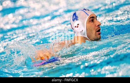 Trieste, Italie. 4 avril, 2016. L'Italie Pietro Figlioli pendant l'Italie v Afrique du Sud match à la FINA de water-polo masculin Tournoi de qualification pour les Jeux Olympiques, le 04 avril 2016. photo Simone Ferraro / Alamy Live News Banque D'Images